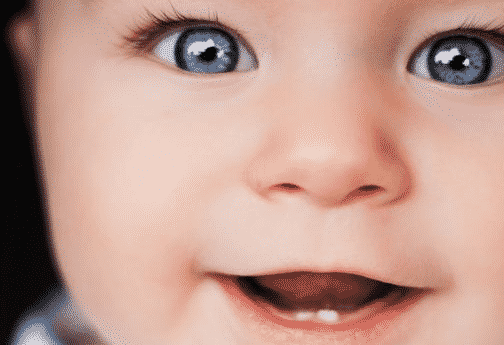 foto bayi yang sedang menunjukan giginya. Bayi lahir Sudah punya Gigi