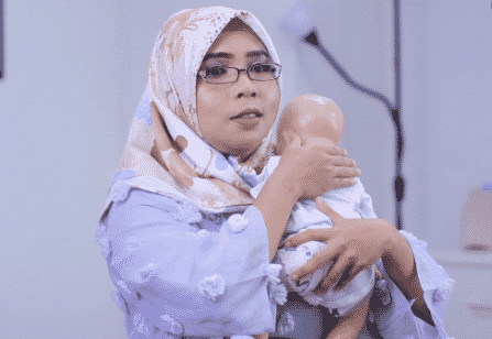 ibu yang sedang bersendawa pada bayi yang baru lahir